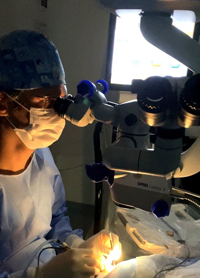 Dr. Getúlio Cardoso operando com microscópio Zeiss Lumera — Cirurgia de Catarata · Oculare Medical Center Caruaru