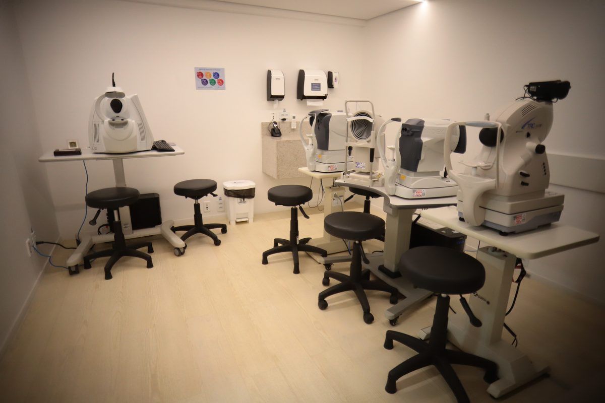 Sala de exames com equipamentos NIDEK — Oculare Medical Center Caruaru