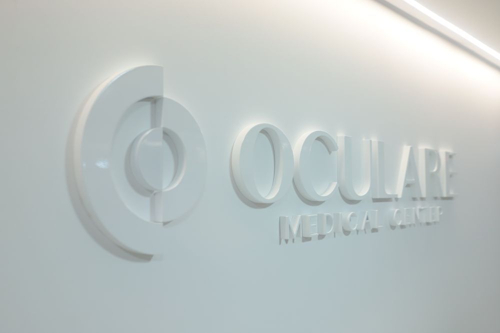 Logo Oculare Medical Center em relevo na recepção — Caruaru